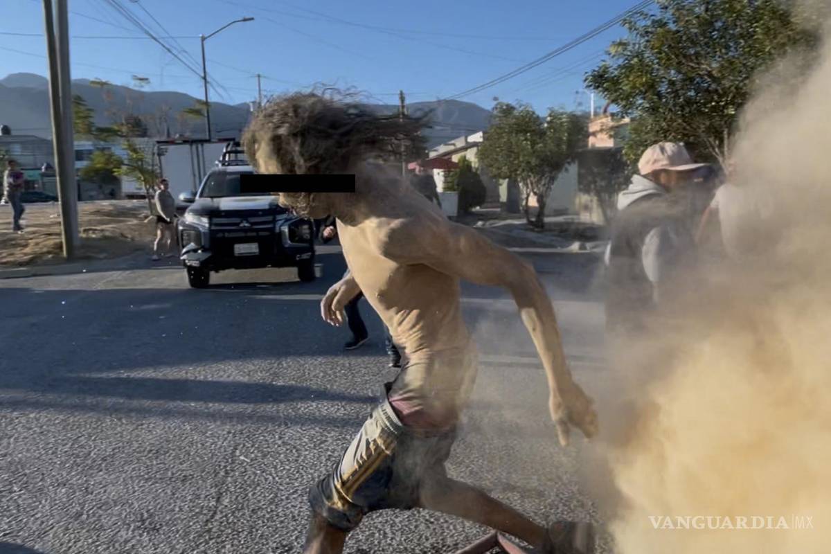 ‘Fumigan’ con extintor a sujeto armado para detenerlo tras incendiar una vivienda en Saltillo