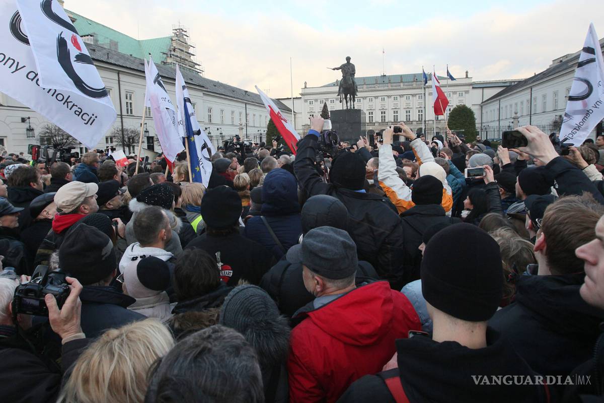 $!Miles de polacos se manifiestan en Varsovia por democracia y contra Gobierno