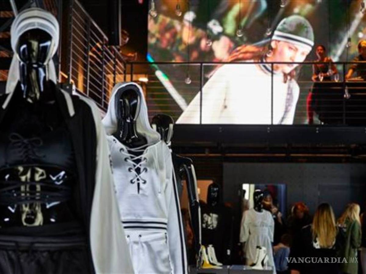 $!"Si los locos Addams hicieran ejercicio usarían mi nueva colección de ropa": Rihanna