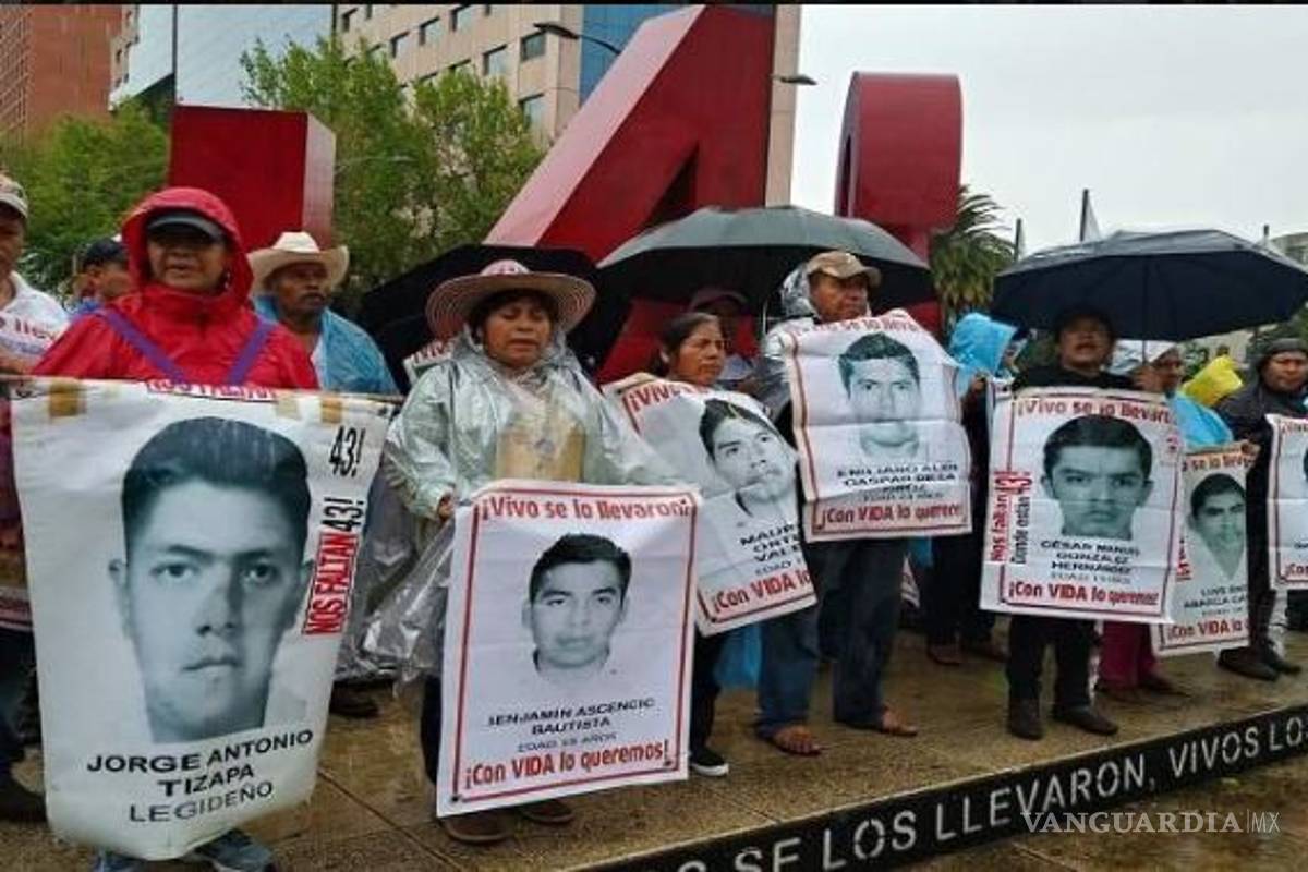 Padres de los 43 normalistas de Ayotzinapa llegan en peregrinación a la Basílica en Ciudad de México