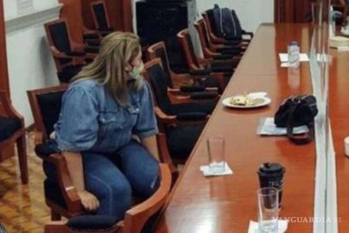 Madre de niña violada se amarra en la CNDH; lleva más de 12 horas en protesta