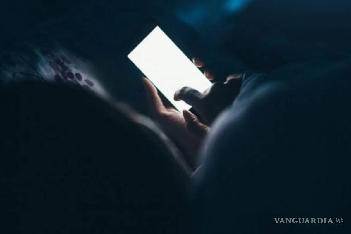 ¿La luz de tu celular podría dejarte ciego?