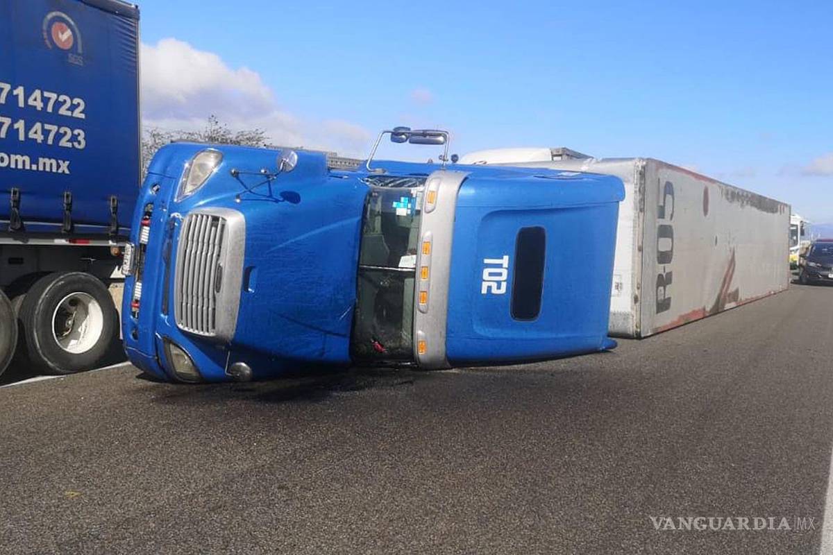 Provocan fuertes vientos volcaduras de tráileres