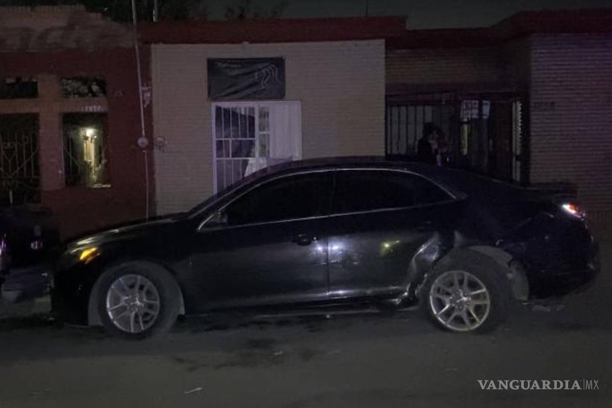 $!El Chevrolet Malibú estacionado fue impactado y proyectado contra otra camioneta.