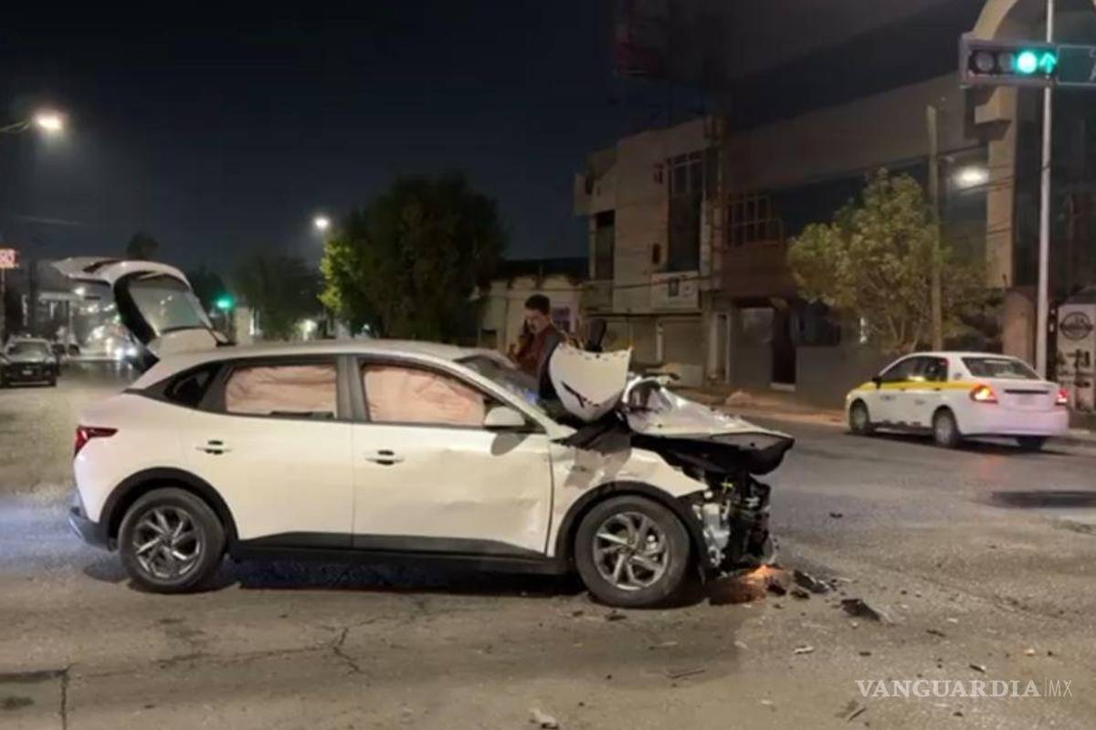 Desata accidente conductor de plataforma al ignorar la luz roja en Saltillo