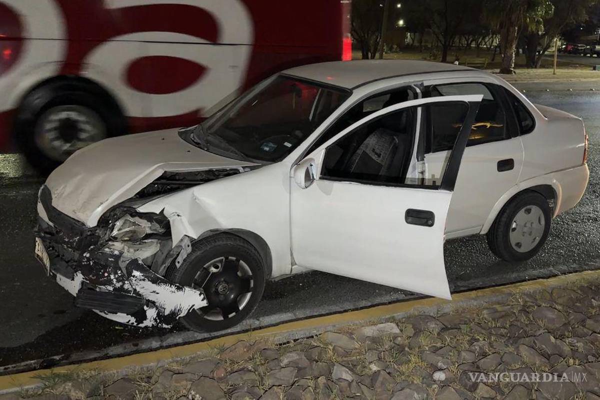 Conductora provoca choque al norte de Saltillo tras intentar retornar sin precaución