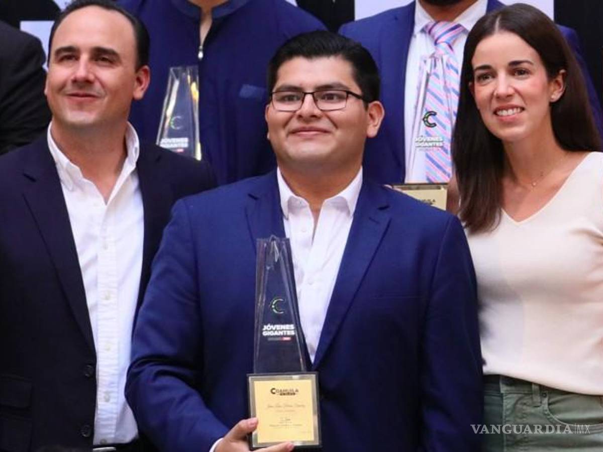 $!La ceremonia de entrega del Premio Estatal de la Juventud, donde Juan Luis fue reconocido por su destacada contribución a la tecnología médica.