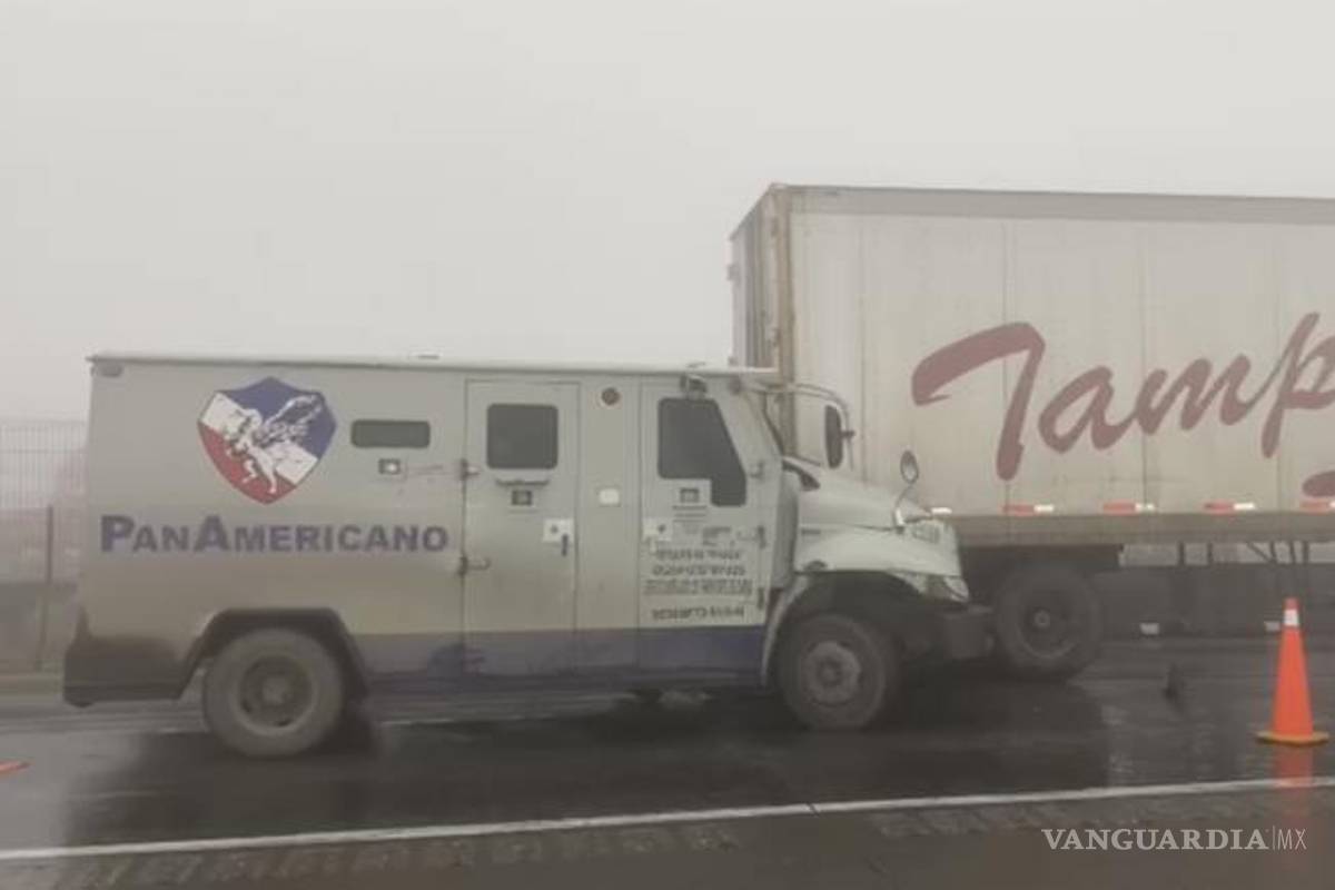 $!El camión de valores terminó incrustado en la parte trasera del tráiler sin que hubiera lesionados.