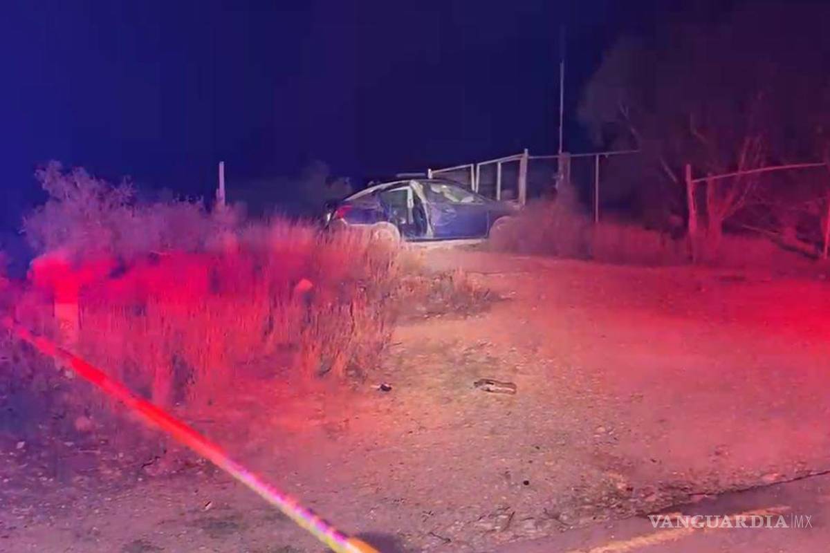 $!Dos hombres lesionados fueron encontrados fuera del automóvil y trasladados a un hospital.