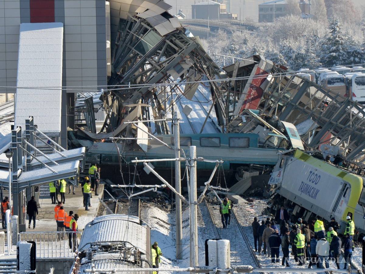 $!Choque entre un tren de alta velocidad con una locomotora deja 9 muertos y 47 heridos en Ankara