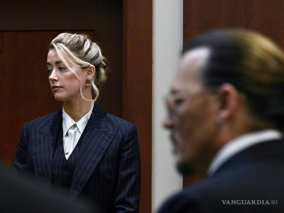 $!La actriz Amber Heard y el actor Jonny Depp ven al jurado llegar al Tribunal de Circuito del Condado de Fairfax en Fairfax, Virginia.
