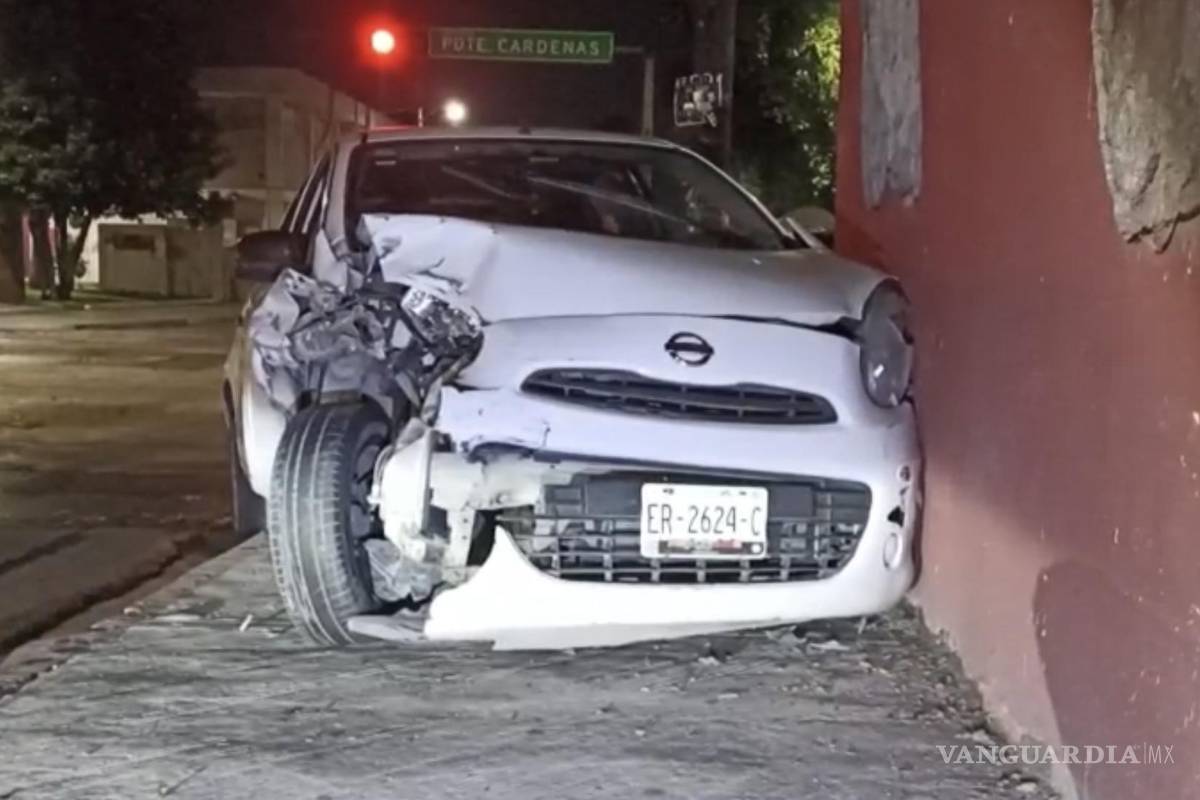 Huye conductor ebrio tras chocar, desata persecución y se estrella contra muro en Saltillo