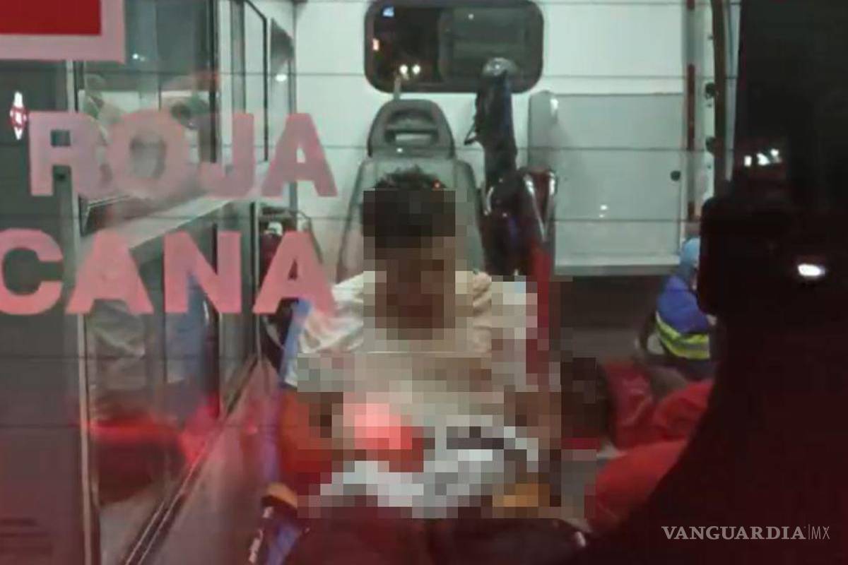 $!Paramédicos de la Cruz Roja trasladaron al joven herido a un hospital.