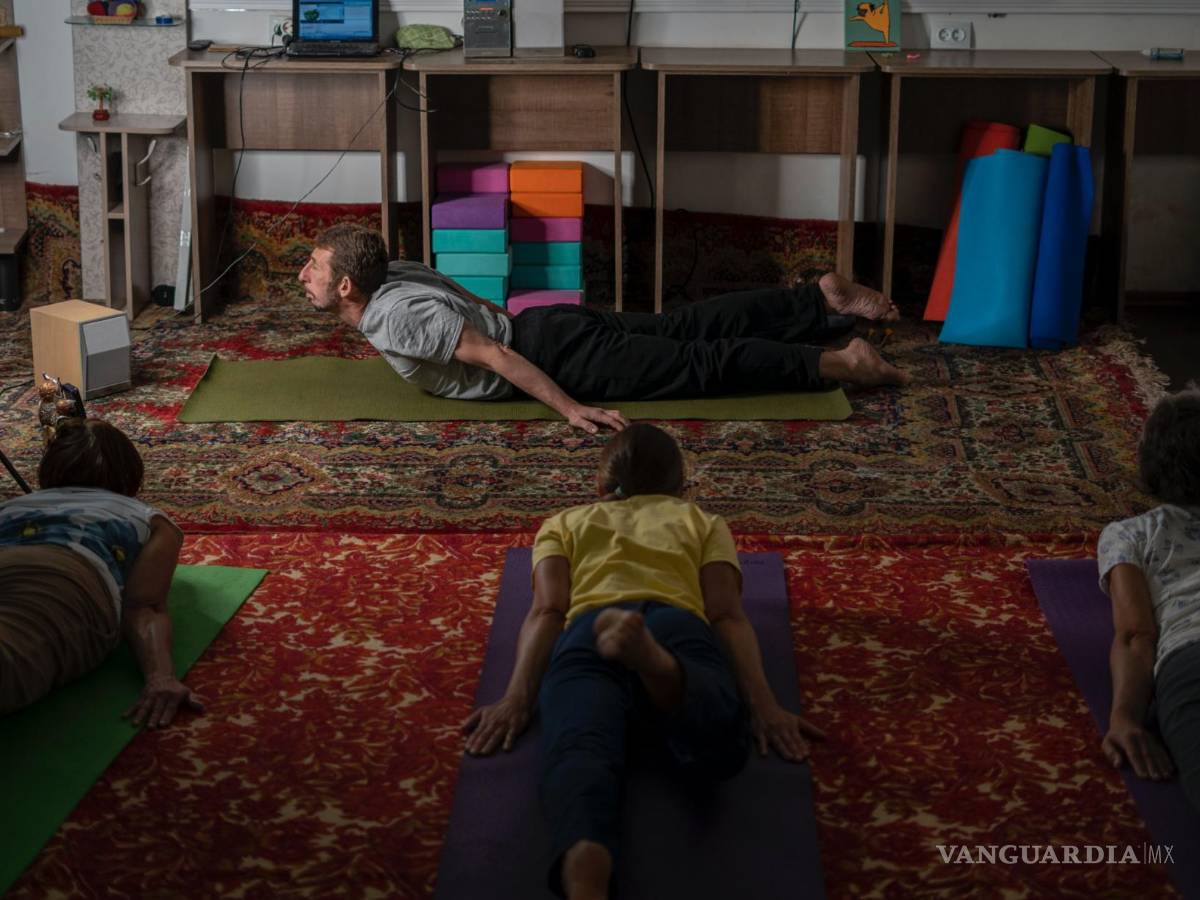 $!“La paz, la tranquilidad y el equilibrio se sienten en el corazón”, expresa Serhii Zaloznyi (c).