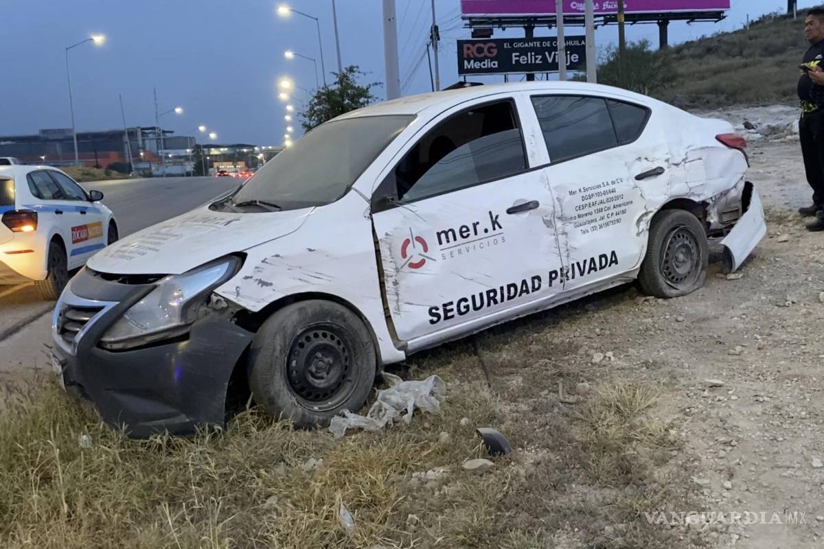 Estalla neumático y vuelca automóvil en Saltillo; cinturón de seguridad evita tragedia