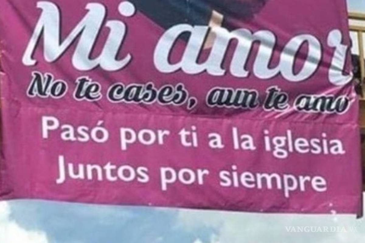 “Mi amor no te cases, aún te amo”, le suplica a su ex novia con manta en puente