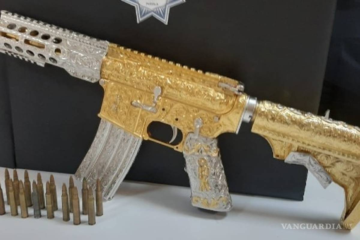 El increíble rifle AR-15 bañado en oro que pertenece al líder de banda 'Las Bigotonas'