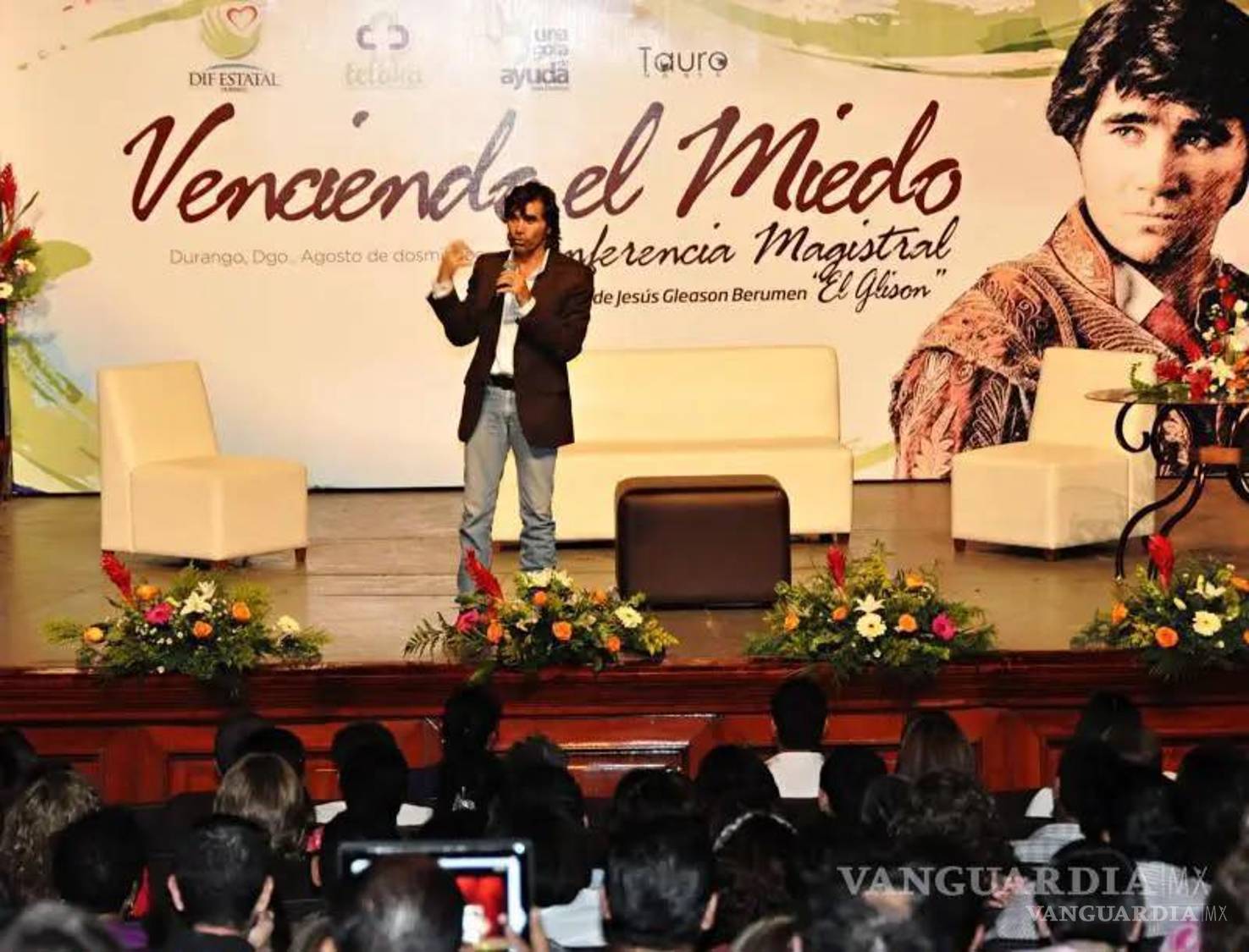 $!Años después de enfrentarlo en el ruedo, Glison convirtió al miedo en tema de reflexión pública. En sus conferencias comenzó a trasladar al terreno emocional preguntas nacidas de su propia experiencia frente al peligro.