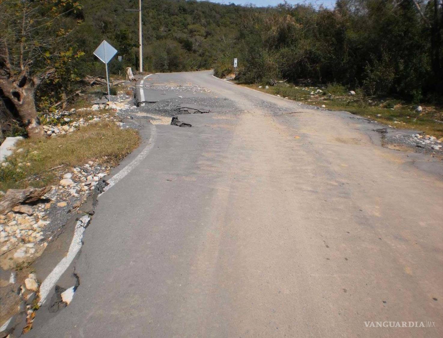 $!La compañía Insumos y Maquinaria fue la EFOS que más recursos obtuvo por contratos con la Secretaría de Infraestructura, Comunicaciones y Transportes. Casi todos los trabajos fueron de mantenimiento carretero.| Imágenes: SICT, respuesta de Transparencia