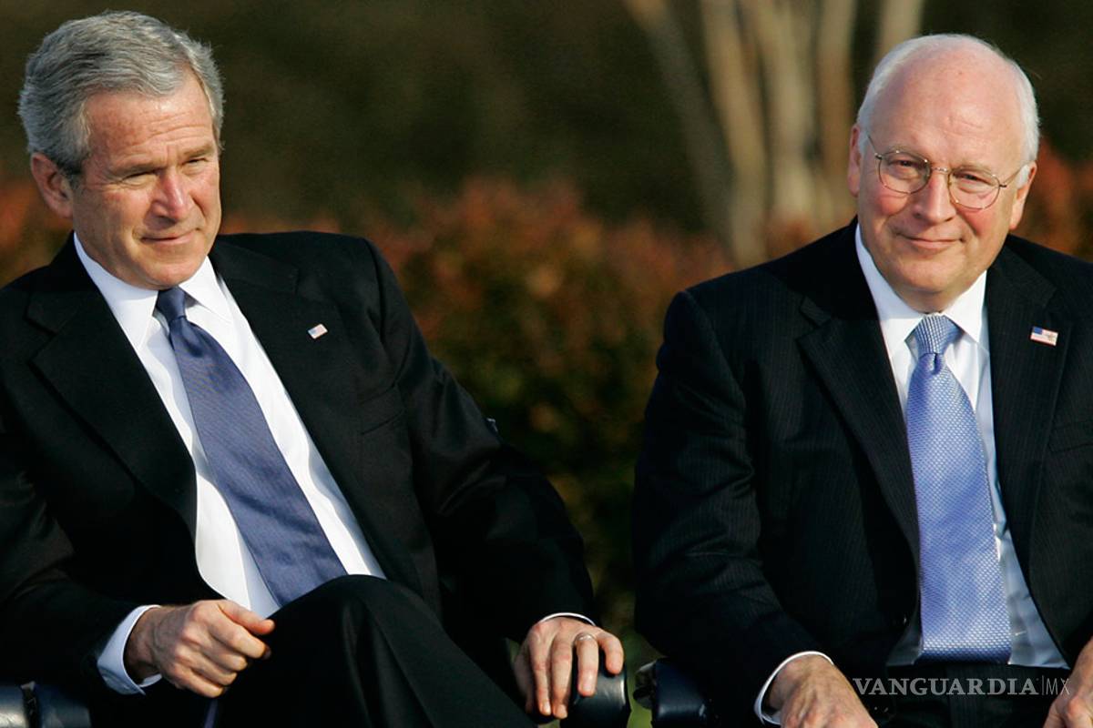 $!Bush padre critica administración de su hijo George