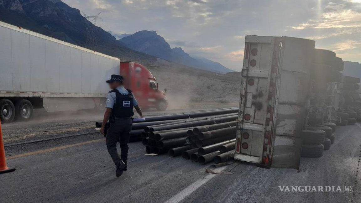 Vuelca tráiler doble remolque en carretera Monterrey-Saltillo