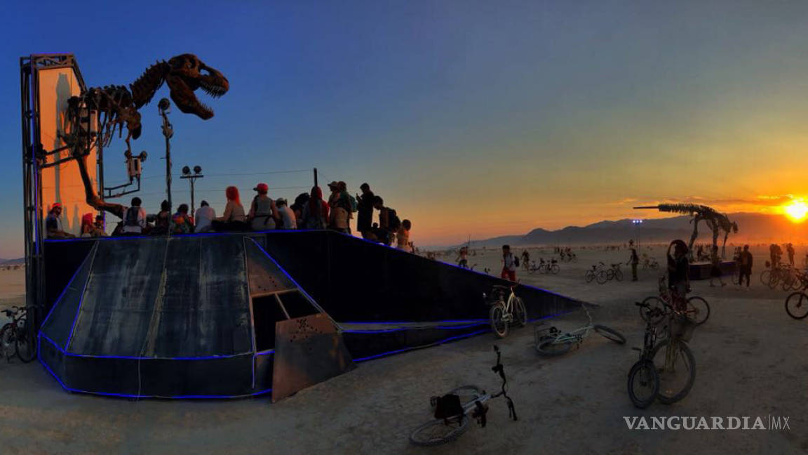 Así fue como los dinosaurios de Coahuila conquistaron el desierto de Nevada en el festival ‘The Burning Man’