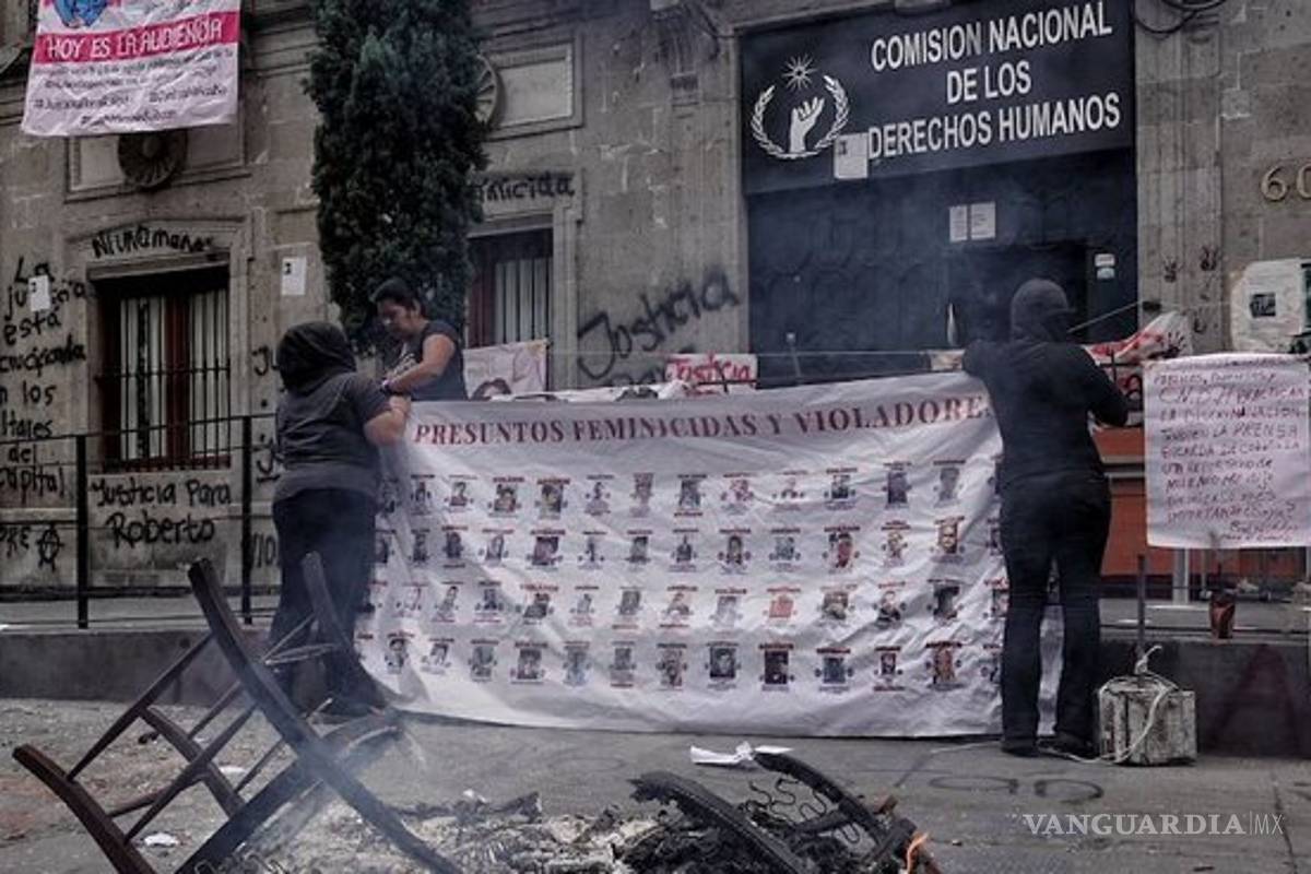 $!'Si viene la policía nos vamos defender', feministas seguirán 'ocupando' la CNDH
