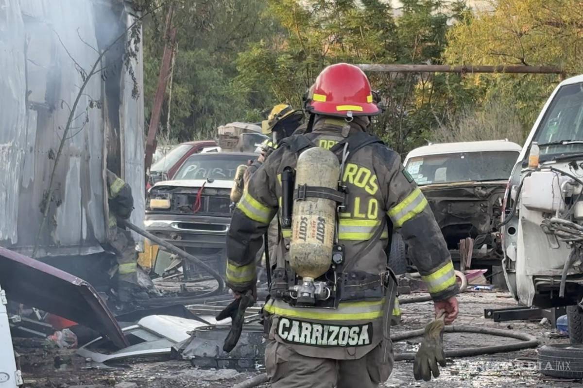 Saltillo: incendio arrasa deshuesadero en Valle Verde; investigan si fue intencional