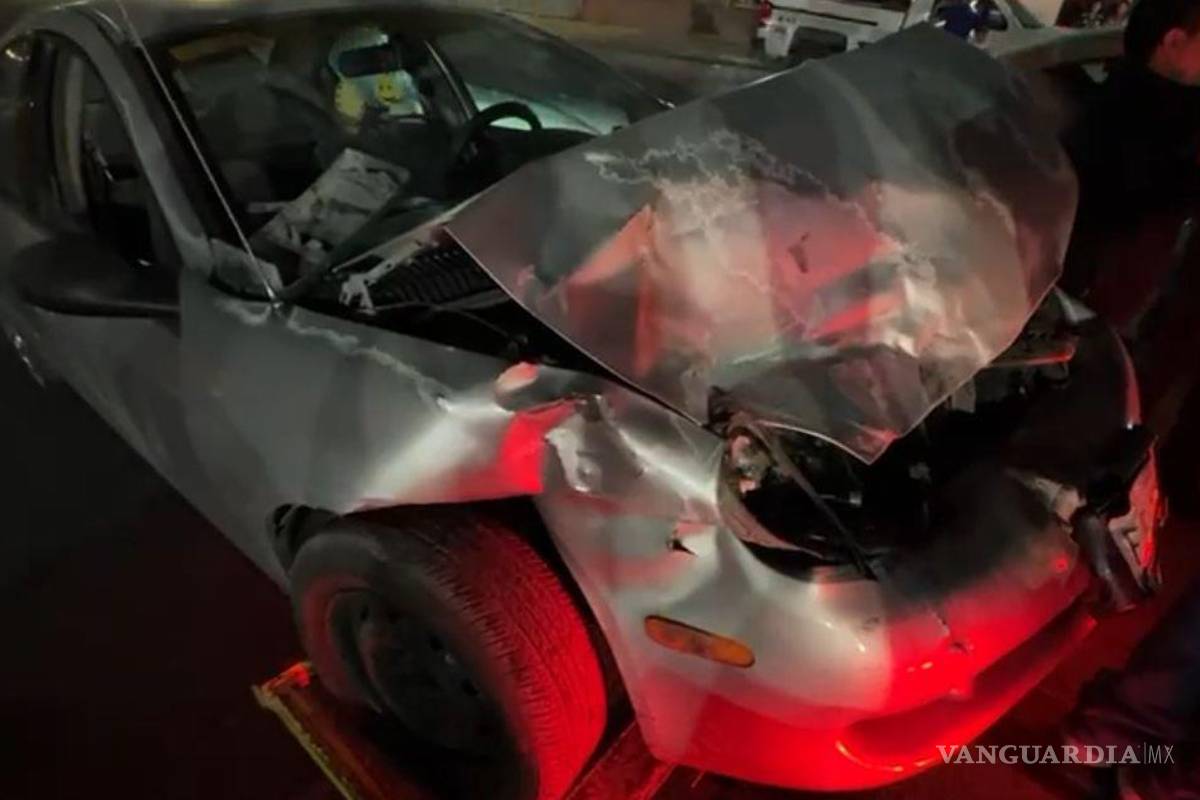 $!El Dodge Neón impactado quedó atravesado sobre la avenida Géminis tras el choque inicial.