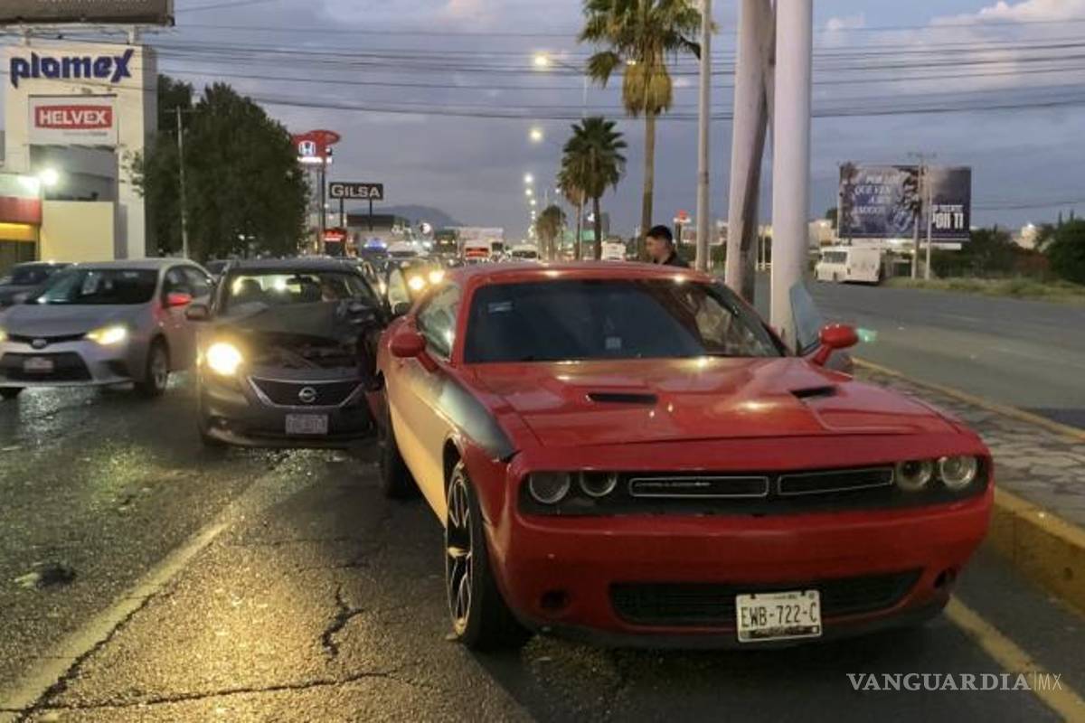 $!El percance ocurrió a la altura del bulevar José Narro Robles y dejó cuantiosos daños materiales.
