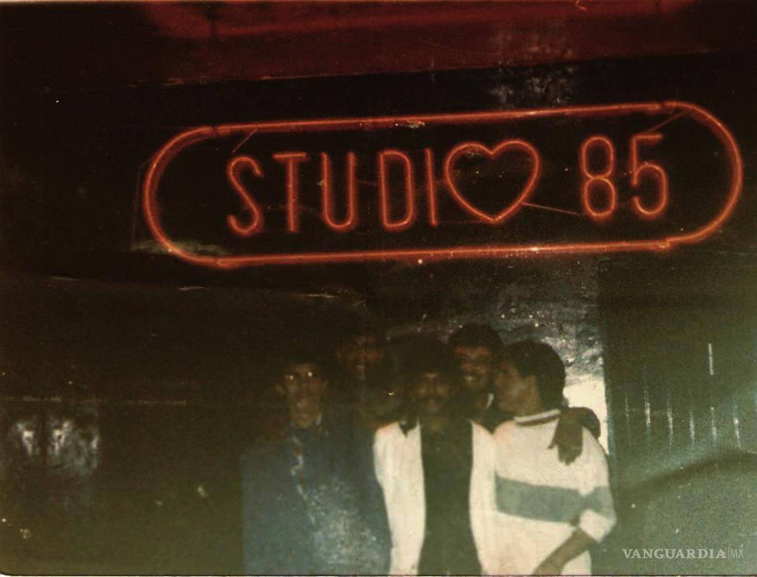 $!Bajo el neón rojo de Studio 85, posan algunos de los asistentes habituales. Este antro, también propiedad de Óscar Cadena Coss, fue territorio de pandillas y leyendas urbanas. Su fama marcó un contraste radical con la exclusividad del Kumbala, donde —según se cuenta— a muchos no los dejaban entrar si venían de aquí.