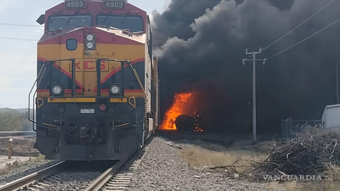 Choque de tren a pipa cargada de diésel causa fuerte incendio en Nuevo León; no hay heridos