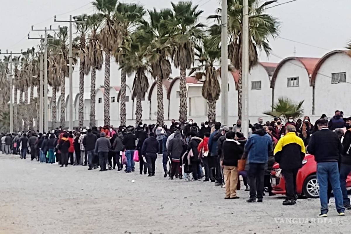 Continúa jornada de refuerzo a 50-59 años en Saltillo; llevan vacunas y champurrado para el frío