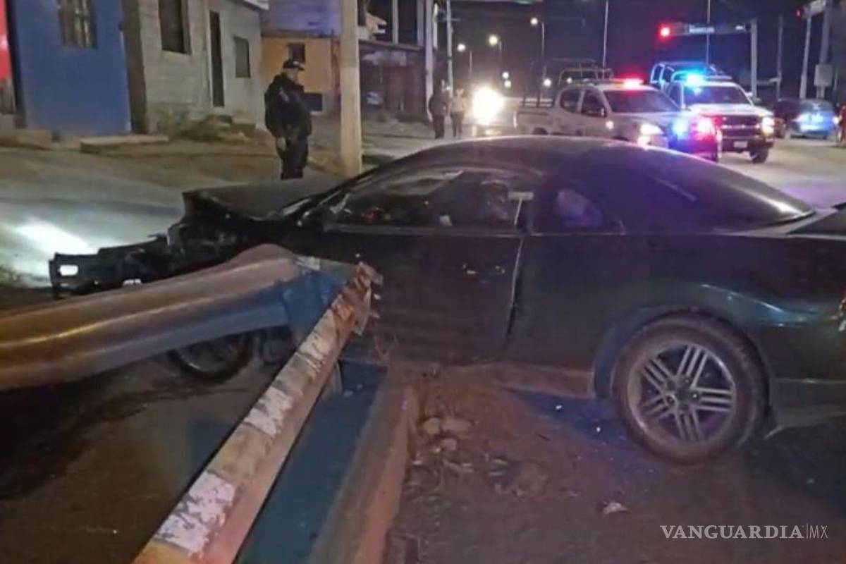 Ebrio conductor choca contra barra de contención y abandona su auto, al oriente de Saltillo