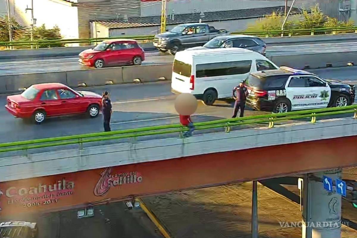 Policías rescatan a joven que intenta lanzarse del puente, en Saltillo