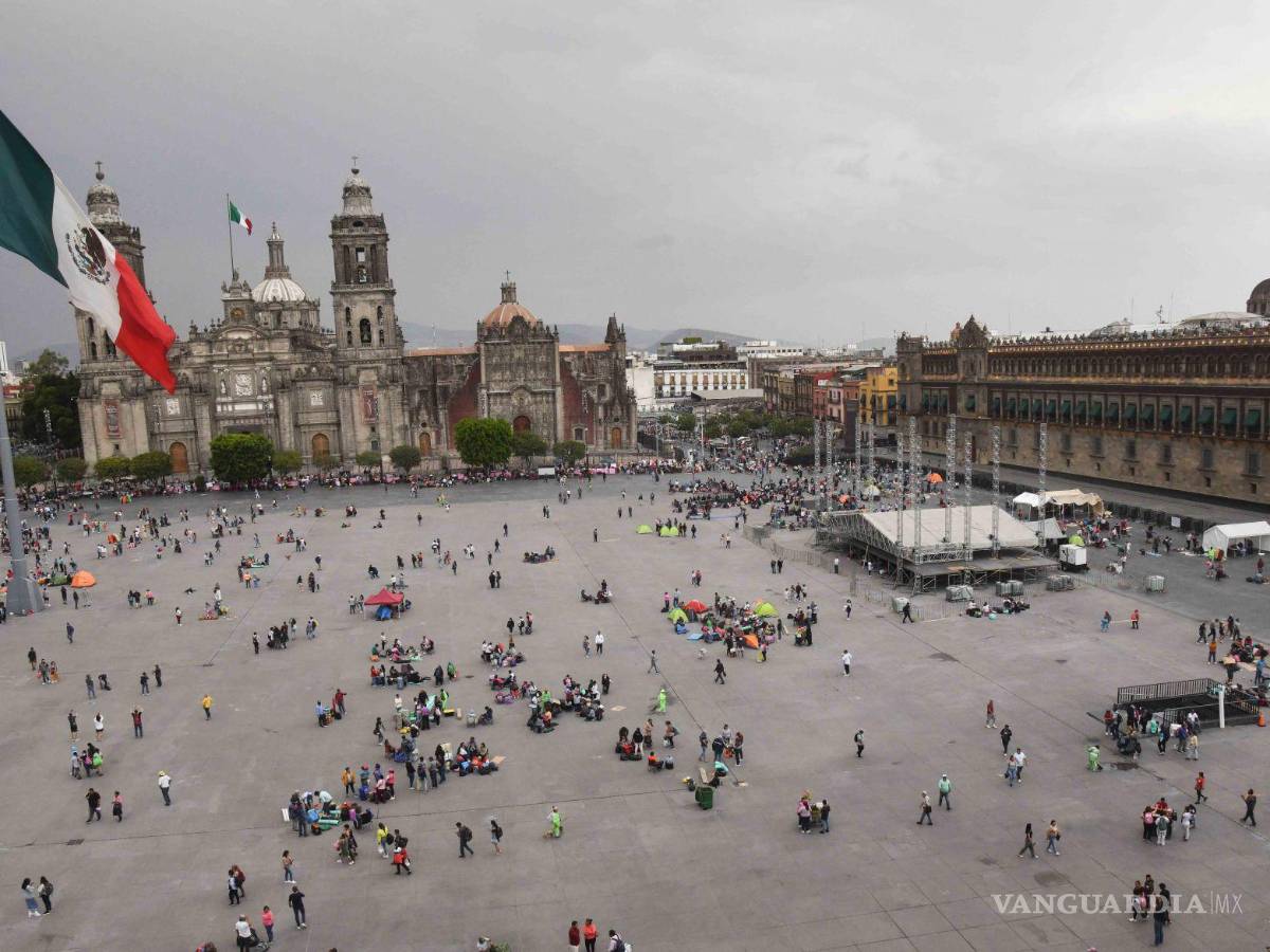 $!Maestros de la Coordinadora Nacional de Trabajadores de la Educación (CNTE) retiraron el plantón que instalaron hace dos días en la plancha del zócalo, en búsqueda de demandas laborales y sindicales. | Foto: Cuartoscuro