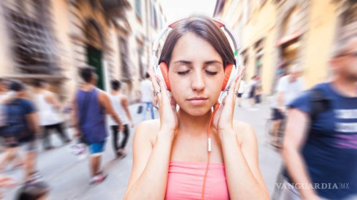 ¿Usas mucho tus audífonos? Podrías quedarte sordo