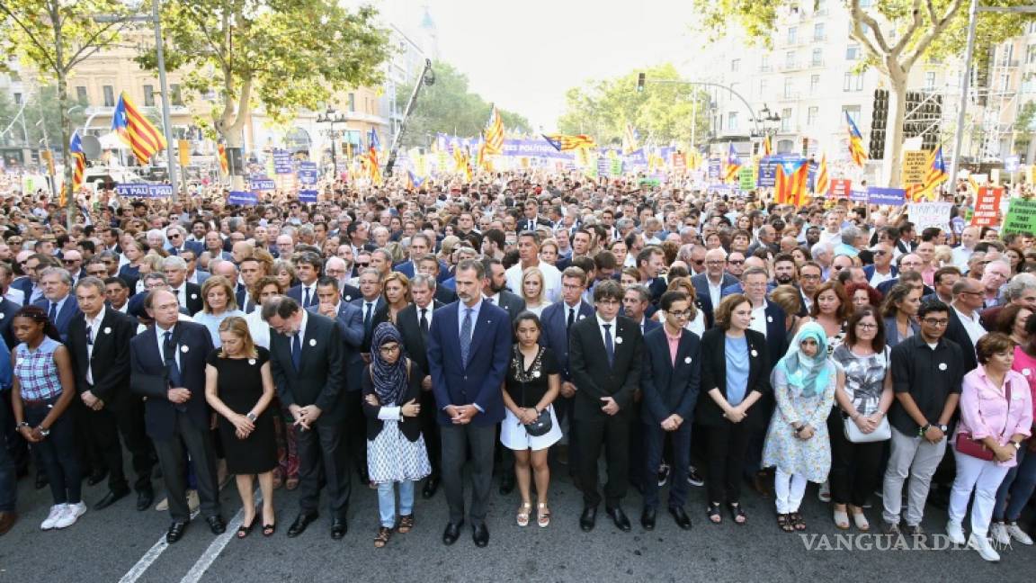 Miles de personas se manifiestan en Barcelona contra el terrorismo