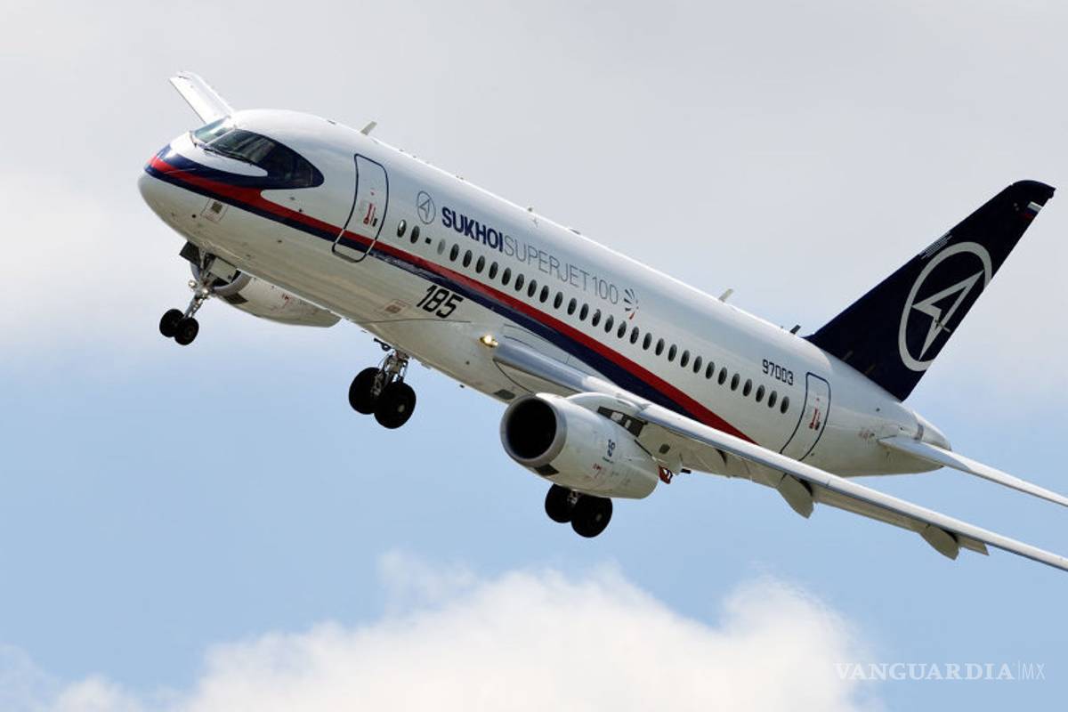 $!AVIÓN SSJ-100 se incendia en Moscú; Deja 40 muertos aterrizaje forzoso