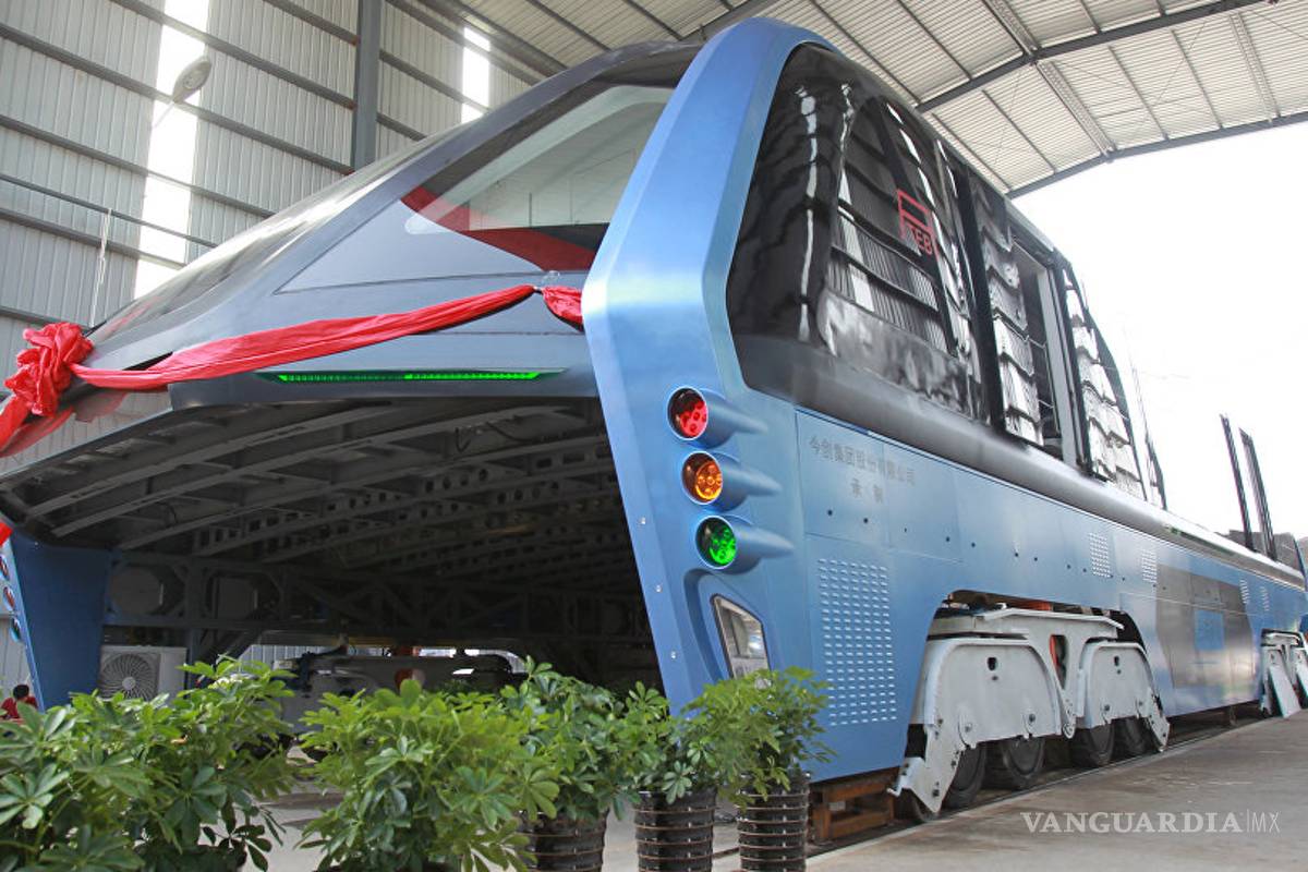 Critican al nuevo autobús elevado chino, por inseguro