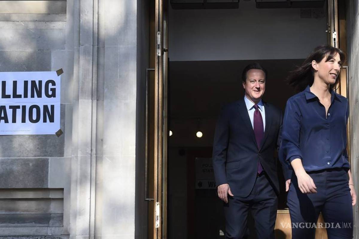 Cameron, Corbyn y Khan depositan sus votos en los comicios locales