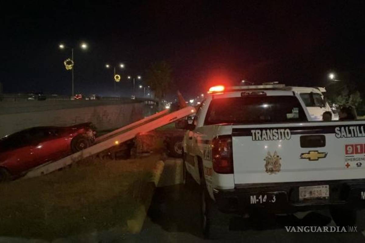 $!Elementos de Tránsito Municipal aseguran el área del accidente en el bulevar Fundadores.