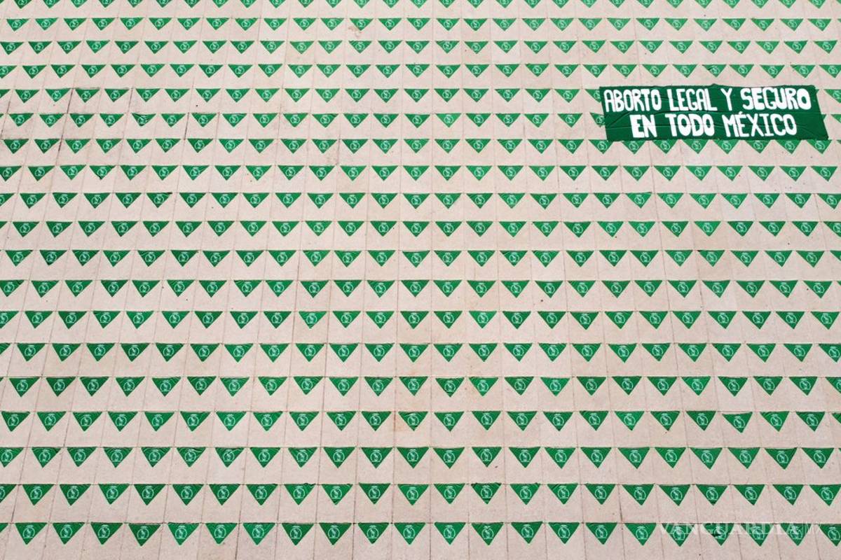 $!Monumento a la Revolución se viste de verde por el Día de Acción Global por un Aborto Legal (fotos)