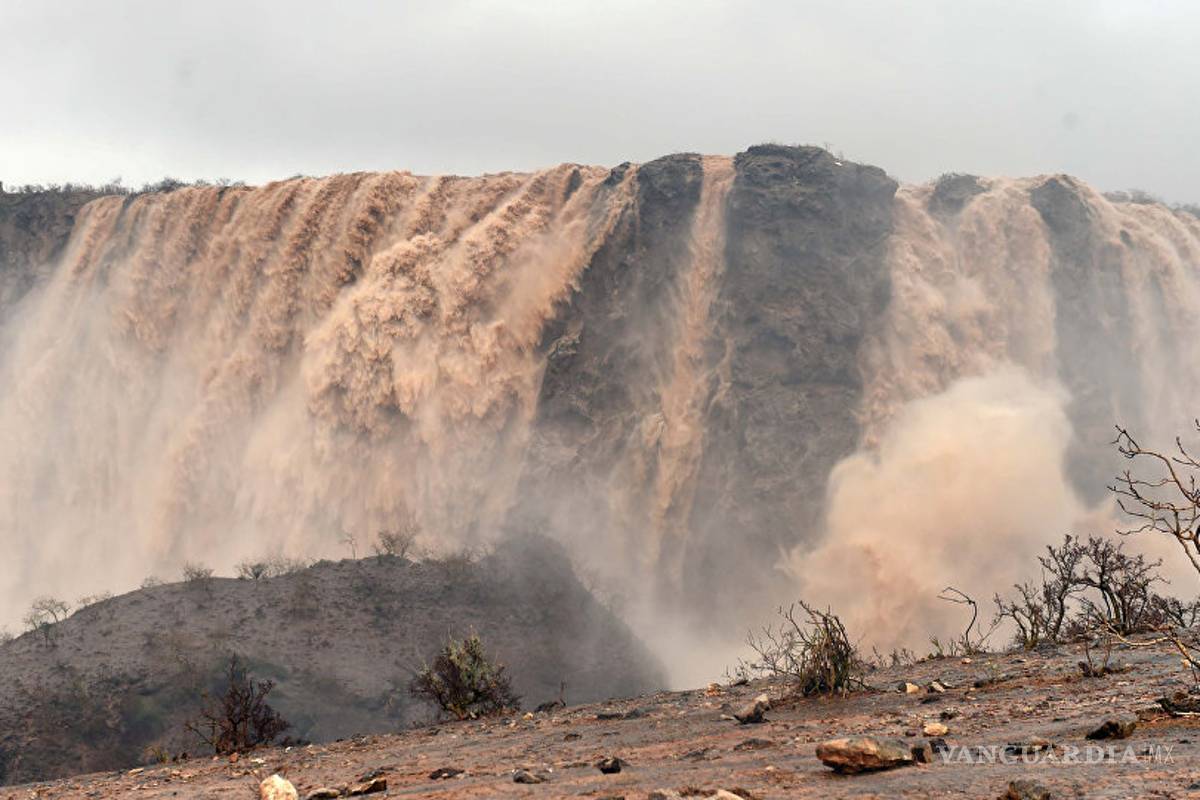 Se inunda parte del desierto de Arabia, tras paso de un ciclón (videos)