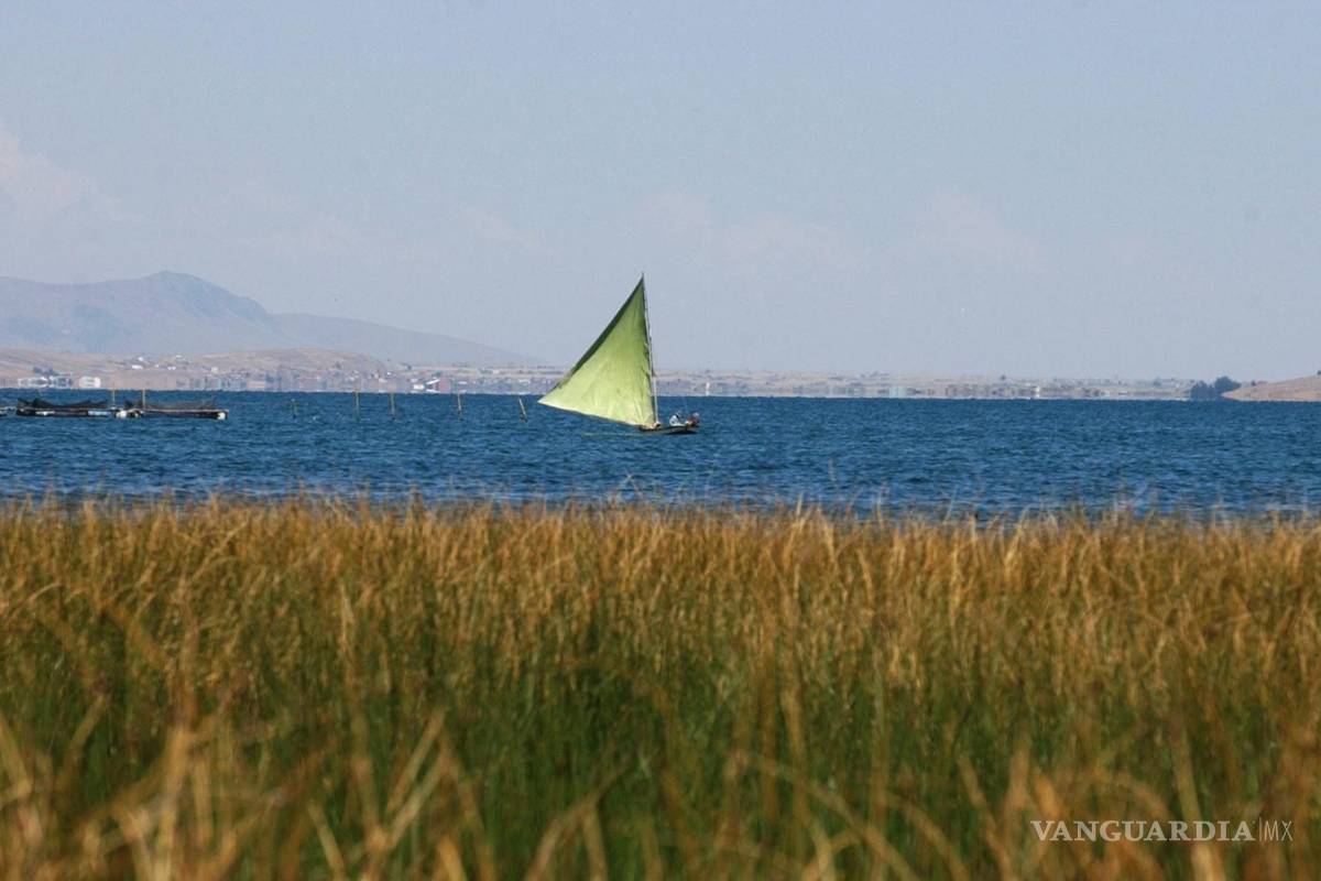 $!Un pescador navega por las aguas del lago Titicaca, en Bolivia. EFE/Leo La Valle