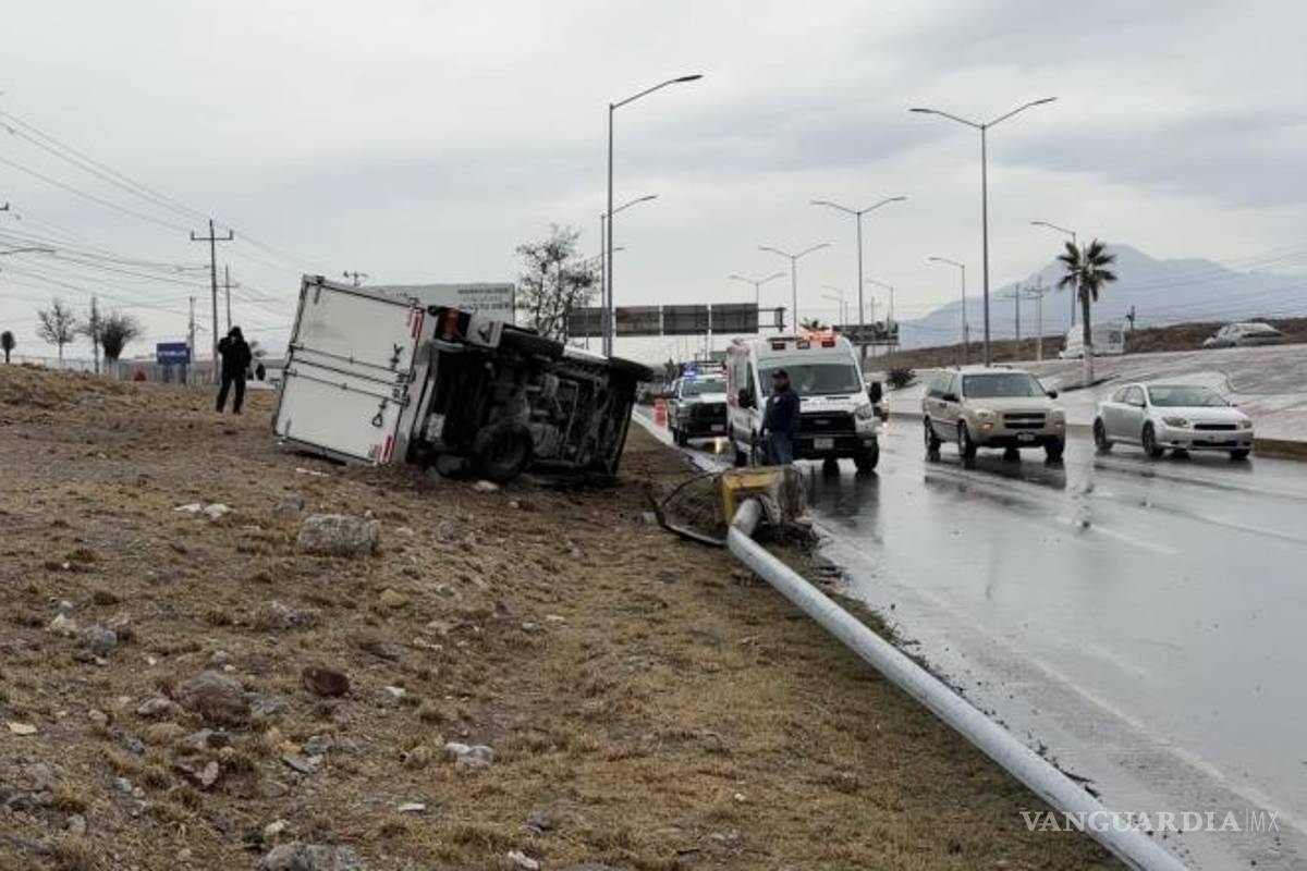 $!La luminaria fue derribada luego de la salida de camino registrada con dirección a Saltillo.