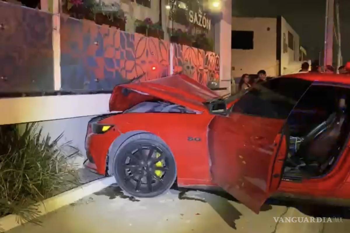 Saltillo: joven choca auto prestado contra bar; Policía detiene al conductor