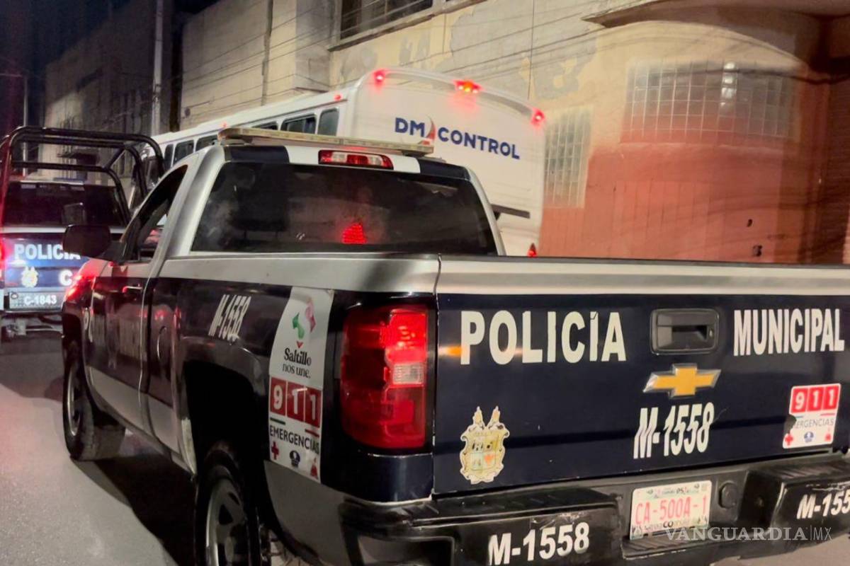 Roba llaves de automóvil, huye y se le atora pie en reja de alcantarilla en Centro de Saltillo