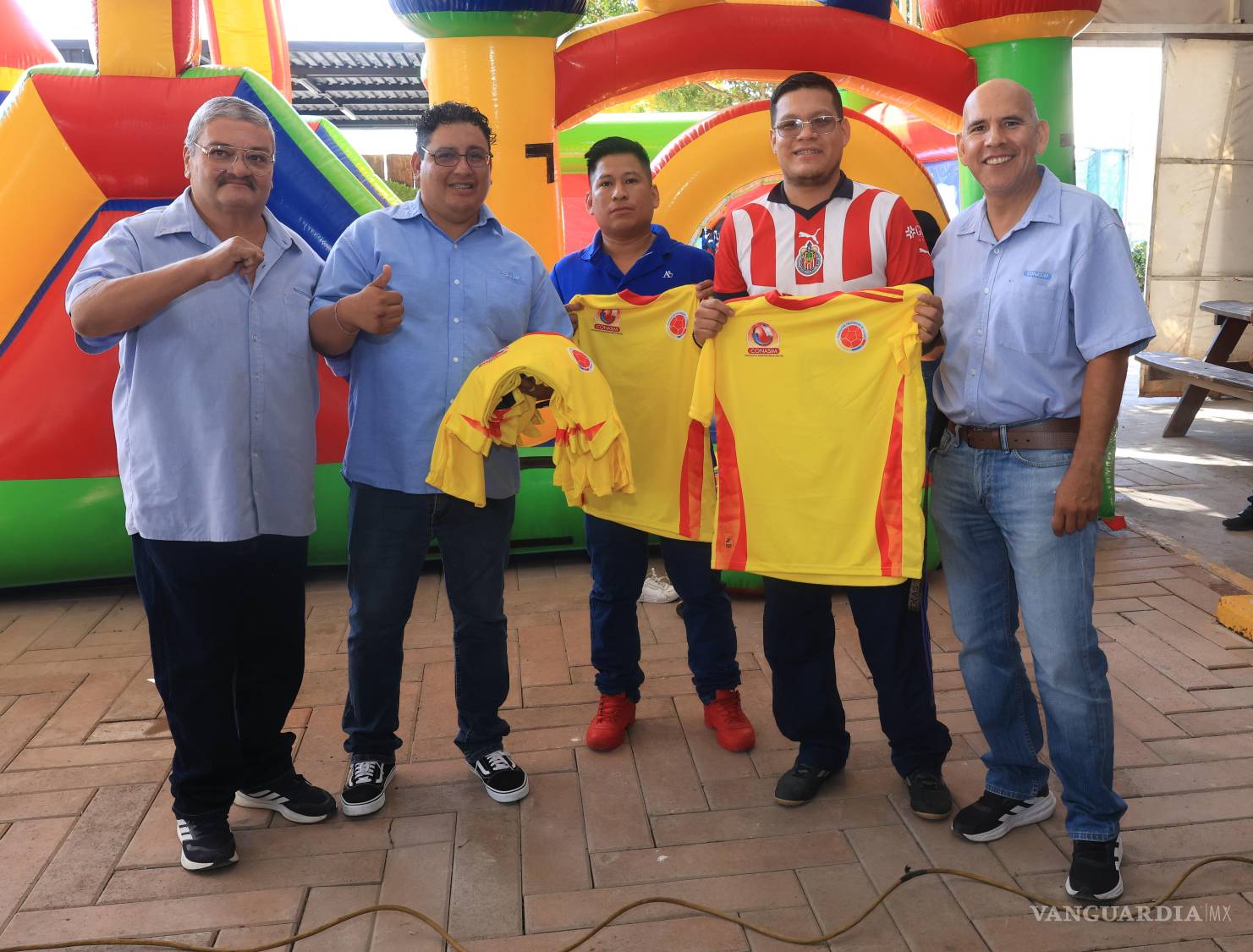 $!Como parte del programa inaugural, se entregaron balones y uniformes a los capitanes de cada equipo participante.