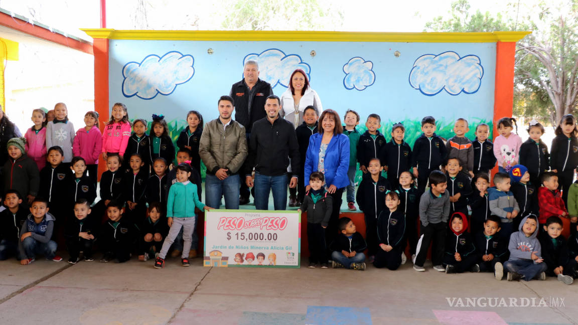 Entregan apoyo a jardín de niños en Nava para compra de aires acondicionados